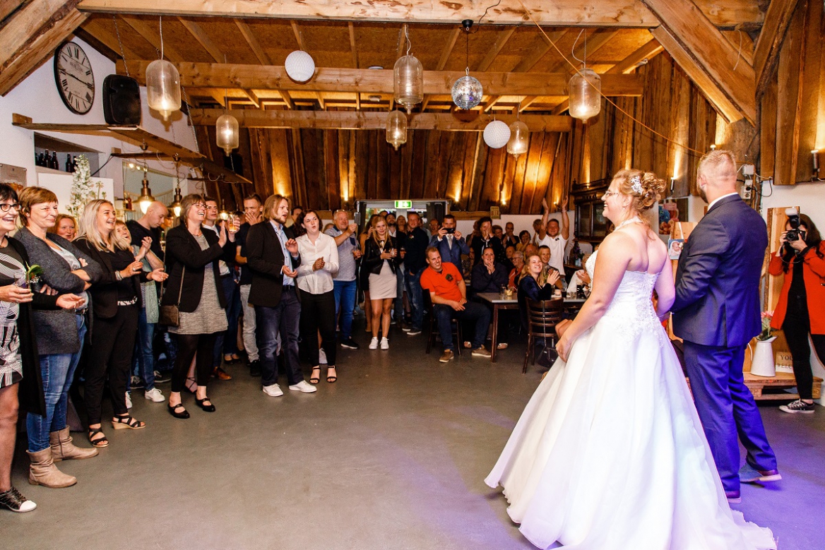 Bruiloft vieren op een boerderij
